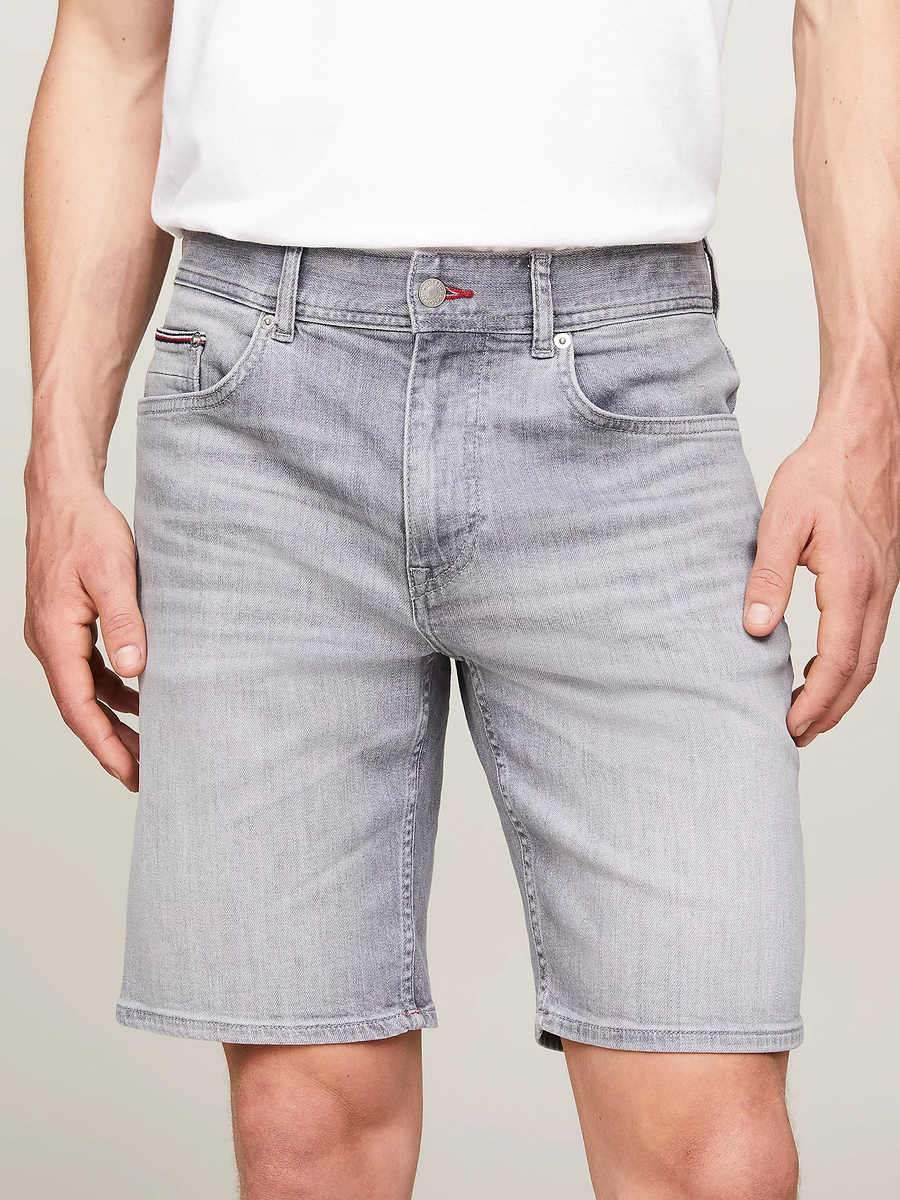 detail Tommy Hilfiger pánské šedé šortky