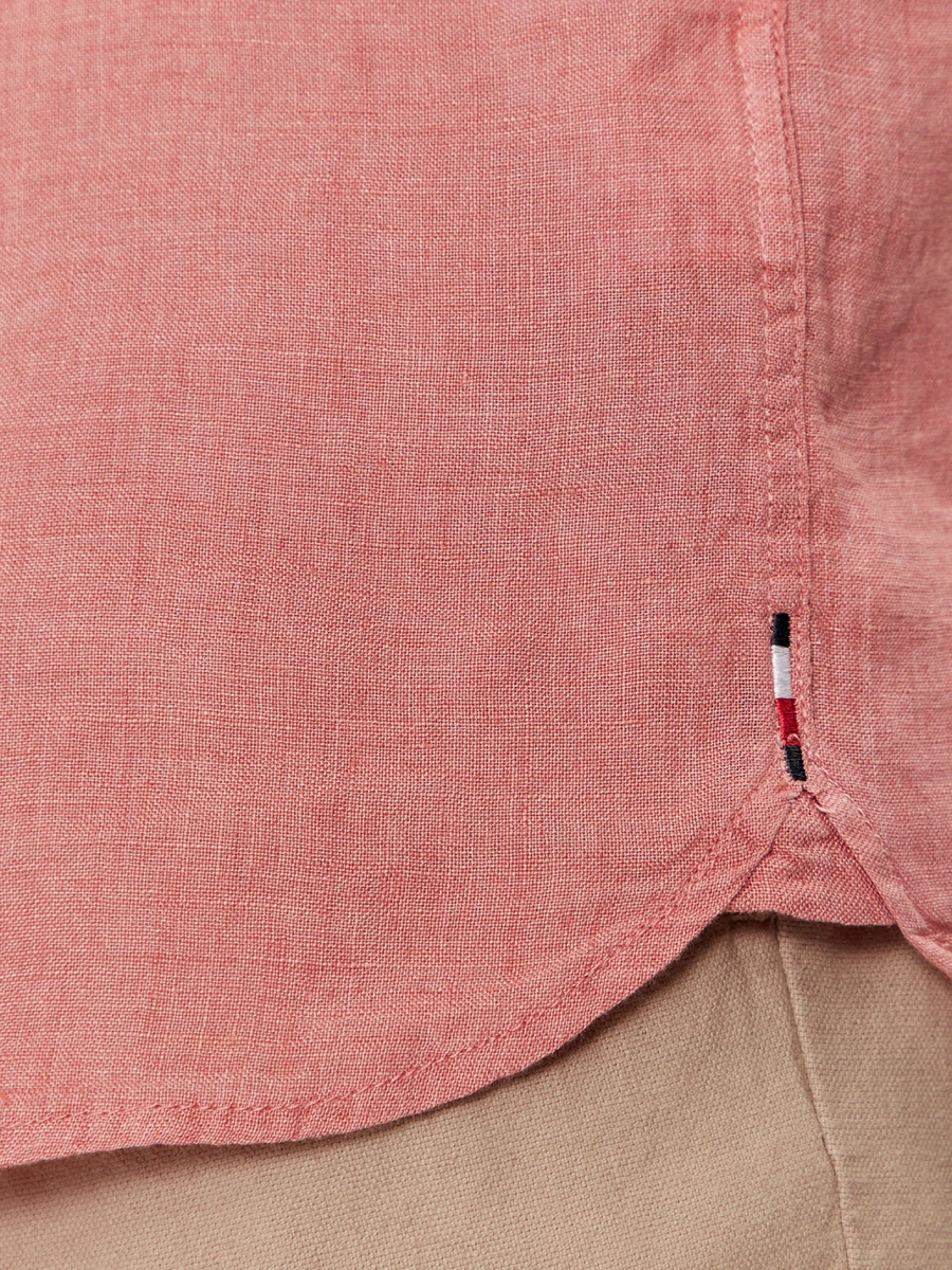 detail Tommy Hilfiger pánská lněná růžová košile