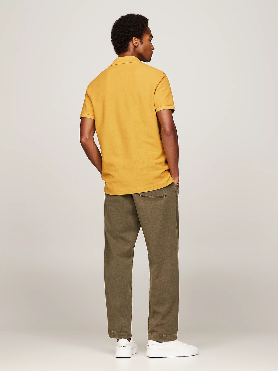 detail Tommy Hilfiger pánské hořčicové polo triko