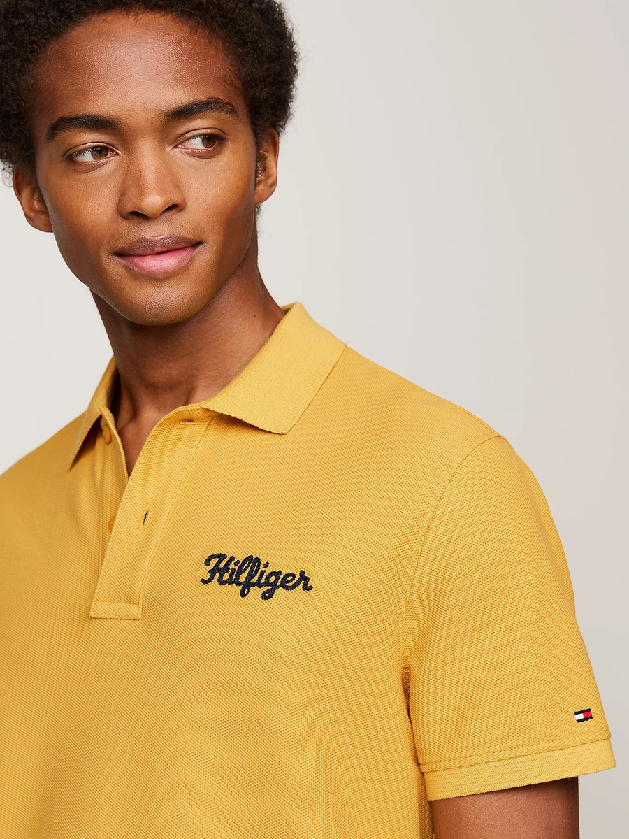 detail Tommy Hilfiger pánské hořčicové polo triko