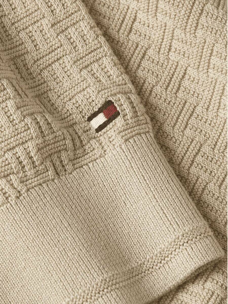 detail Tommy Hilfiger pánský béžový svetr