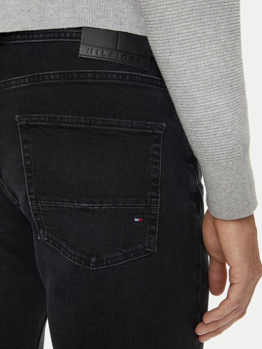 detail Tommy Hilfiger pánské černé džíny
