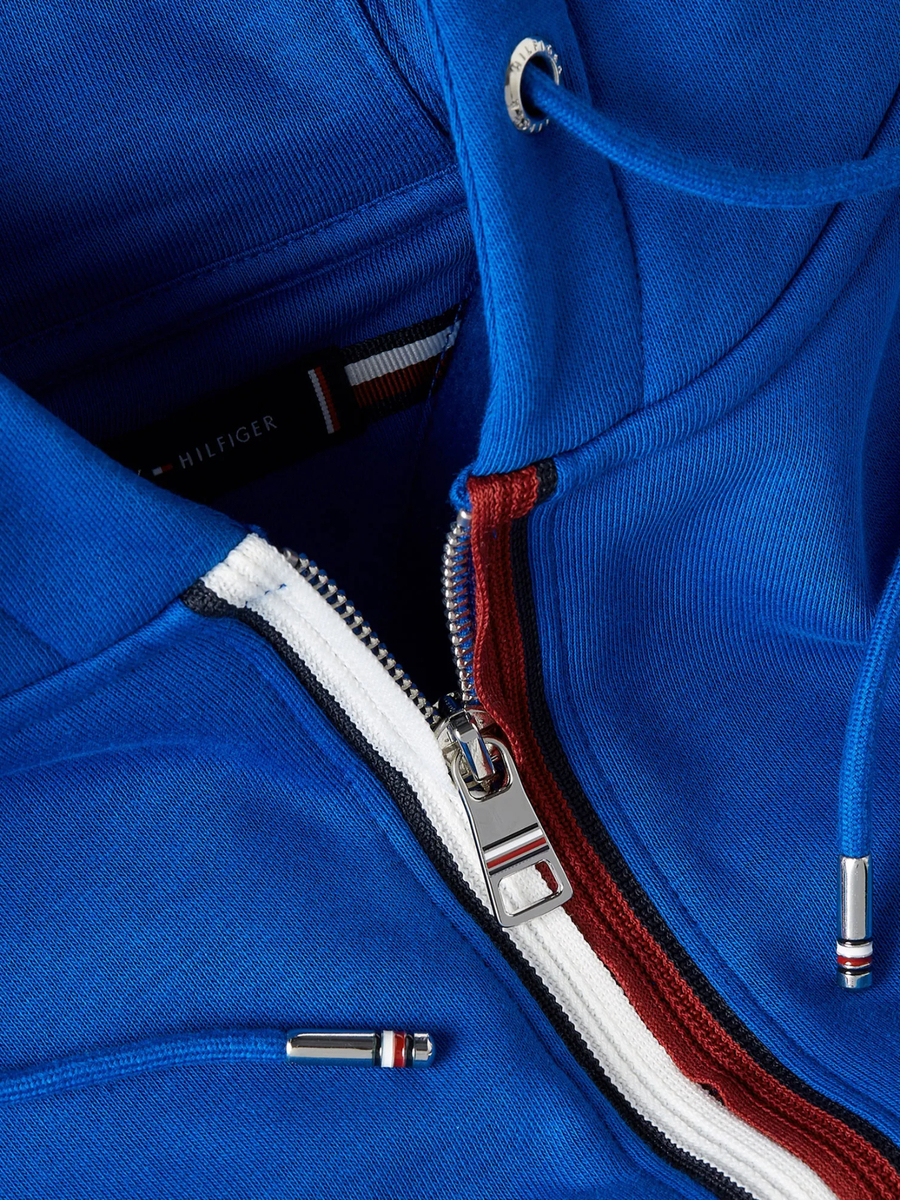 detail Tommy Hilfiger pánská modrá mikina