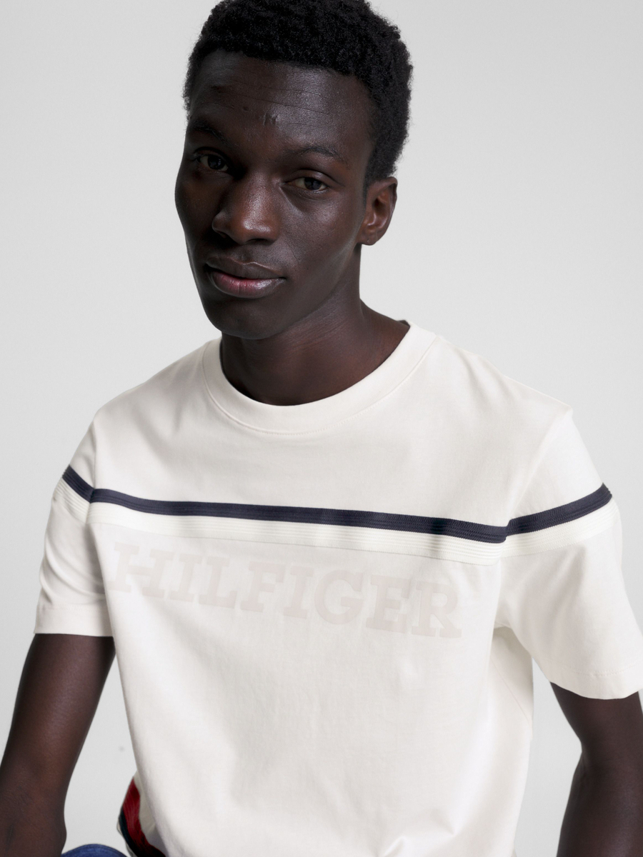 detail Tommy Hilfiger pánské krémové tričko