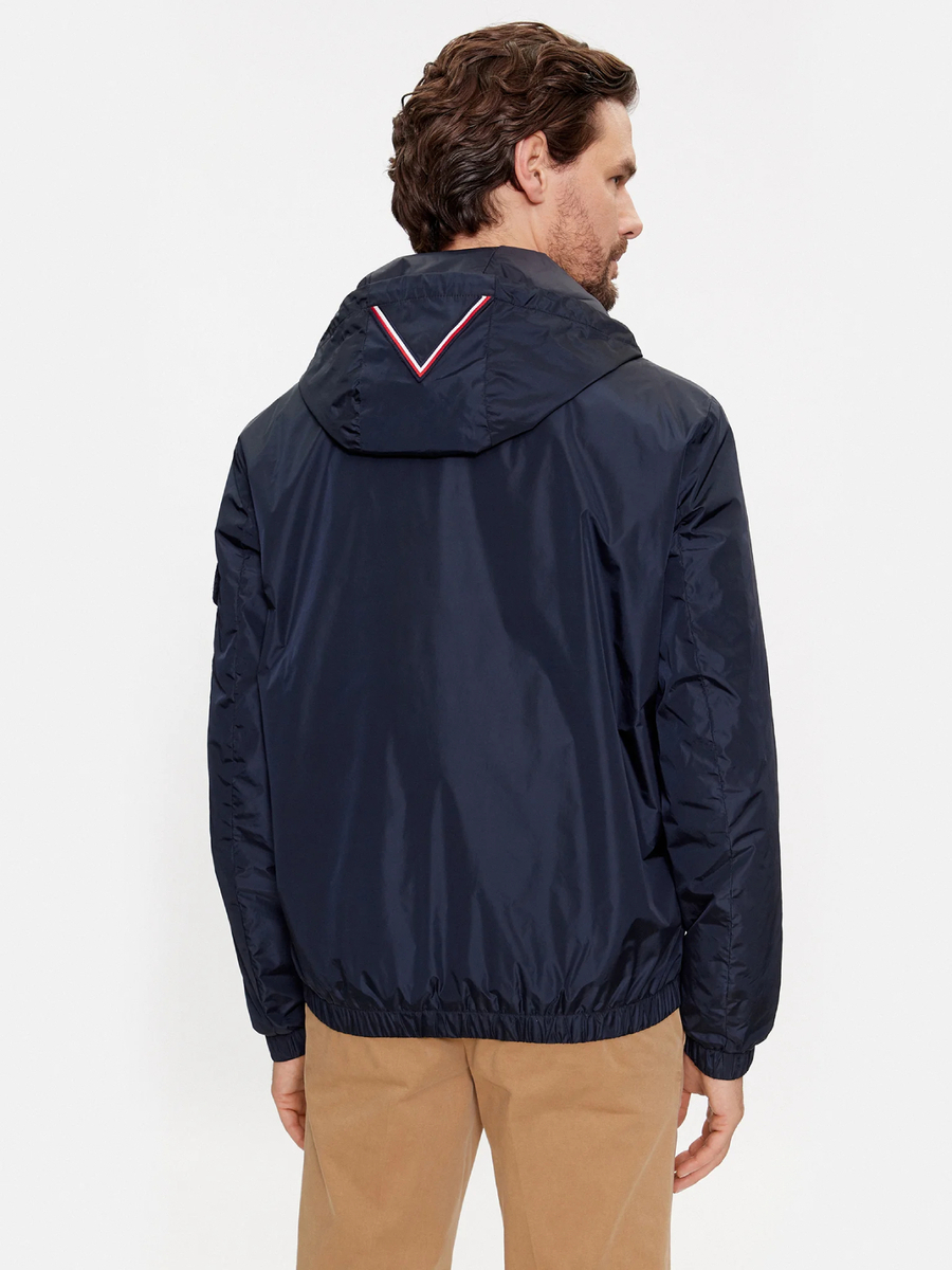 detail Tommy Hilfiger pánská tmavě modrá bunda