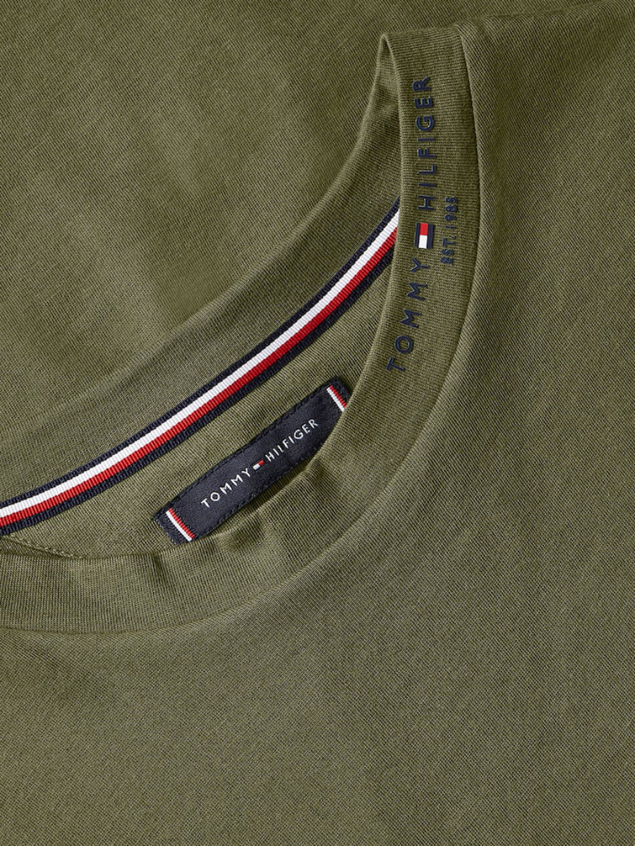 detail Tommy Hilfiger pánské khaki tričko