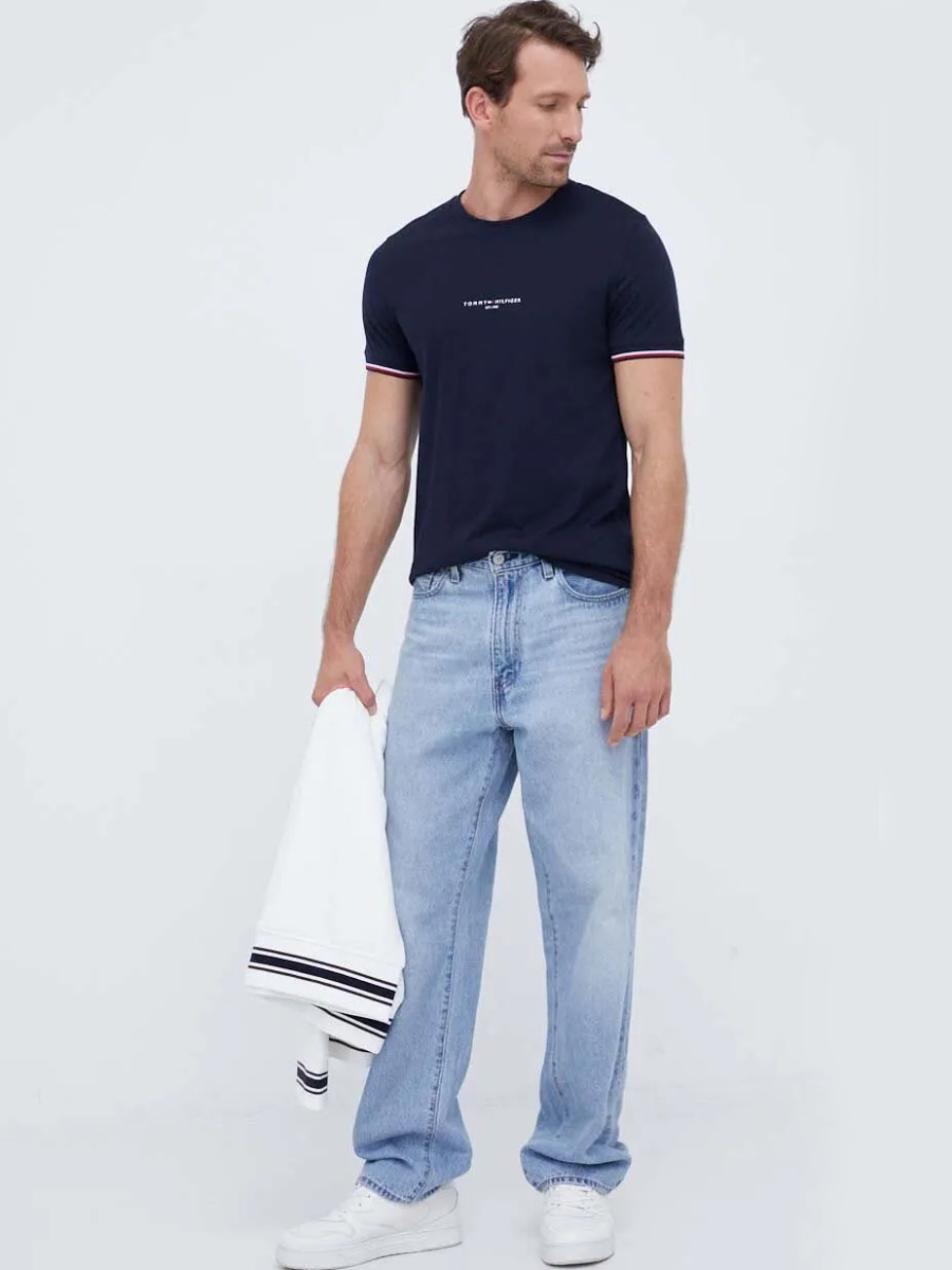 detail Tommy Hilfiger pánské tmavě modré tričko