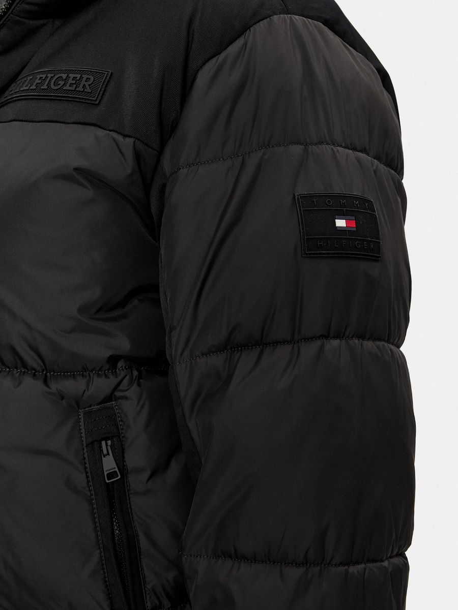 detail Tommy Hilfiger pánská černá bunda