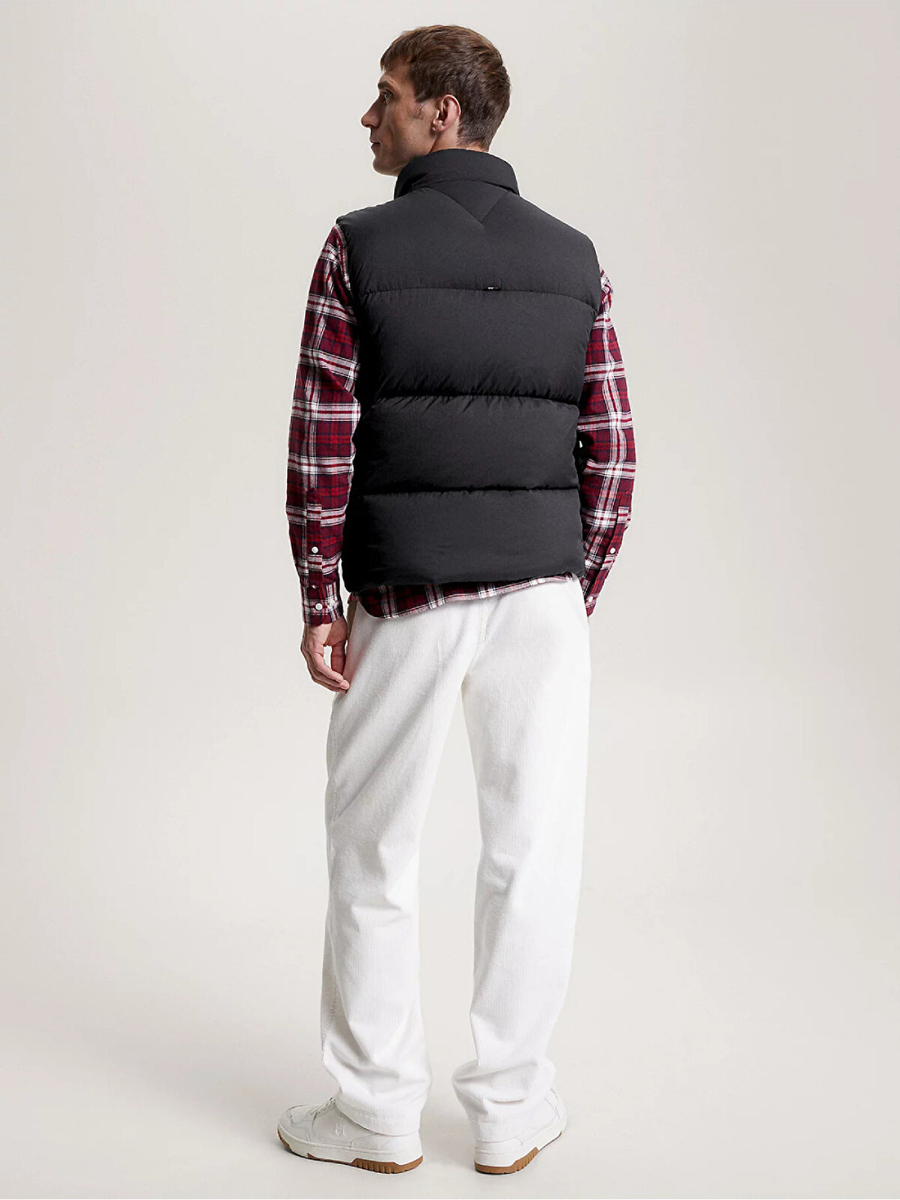 detail Tommy Hilfiger pánská tmavě modrá vesta