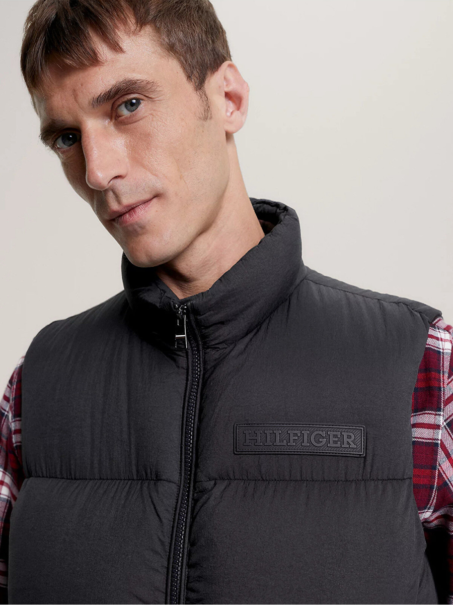 detail Tommy Hilfiger pánská tmavě modrá vesta