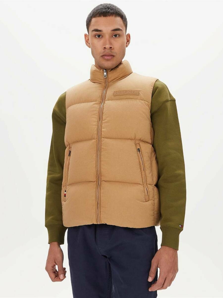 detail Tommy Hilfiger pánská béžová vesta