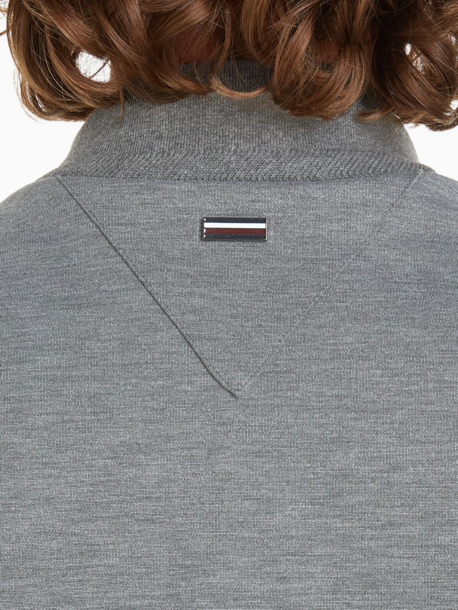 detail Tommy Hilfiger pánský šedý bomber