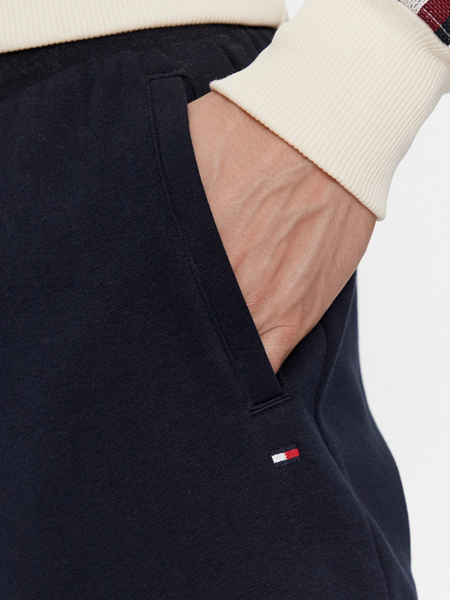 detail Tommy Hilfiger pánské tmavě modré tepláky