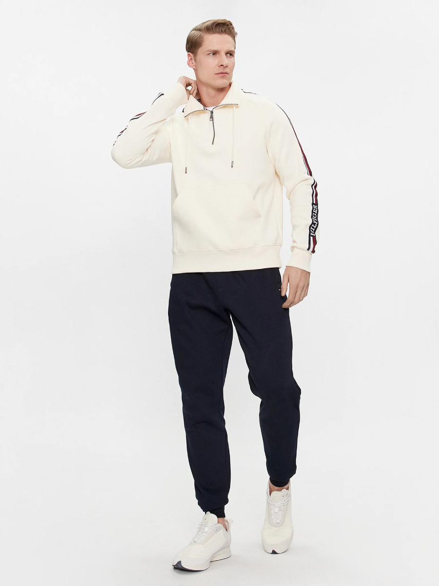 detail Tommy Hilfiger pánské tmavě modré tepláky