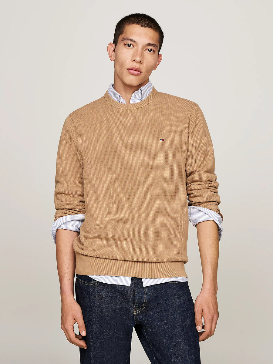 detail Tommy Hilfiger pánský béžový svetr