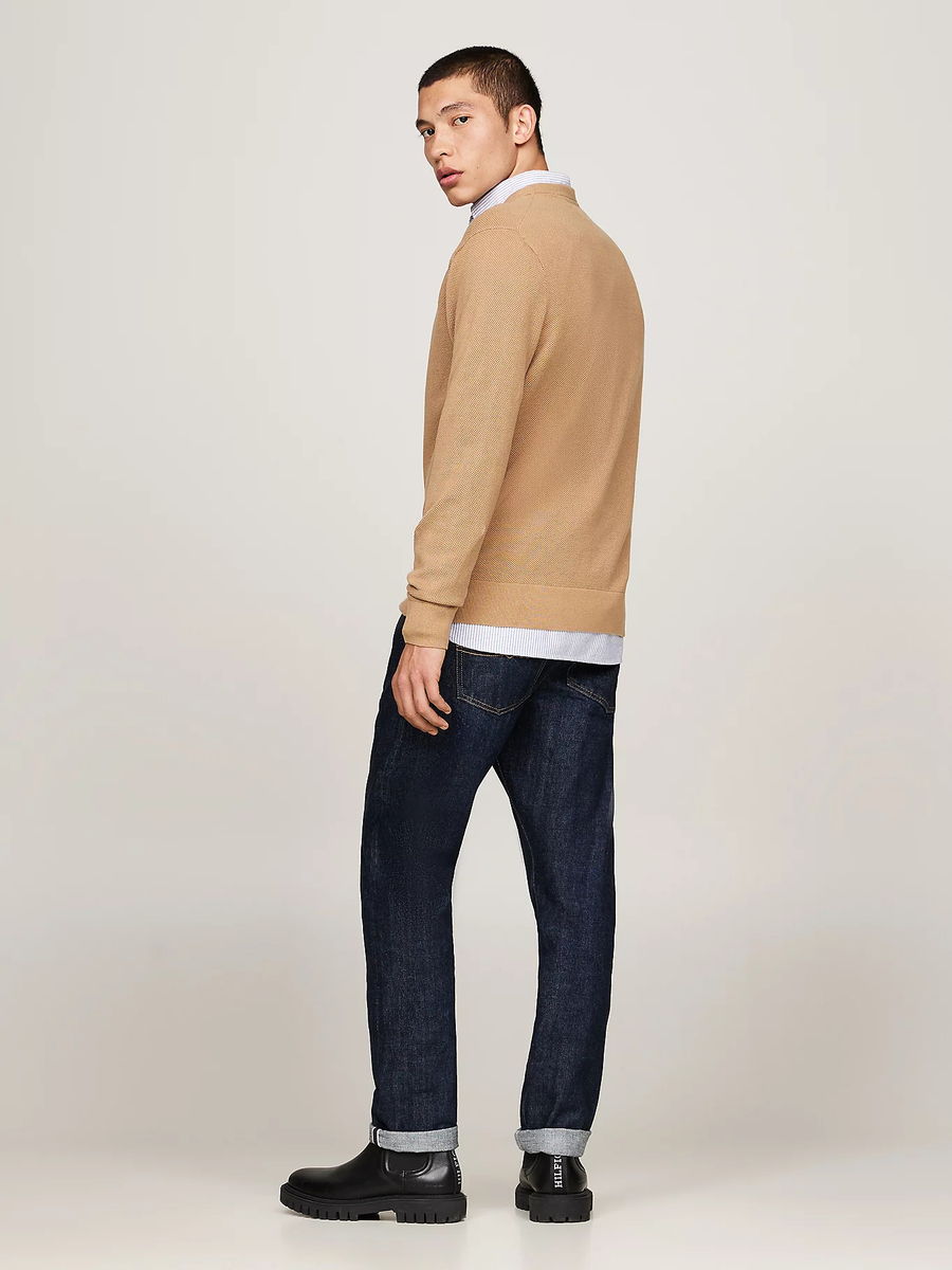 detail Tommy Hilfiger pánský béžový svetr