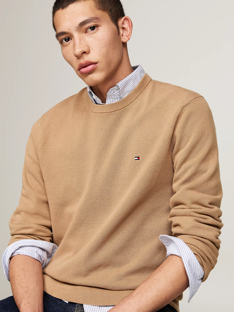 detail Tommy Hilfiger pánský béžový svetr