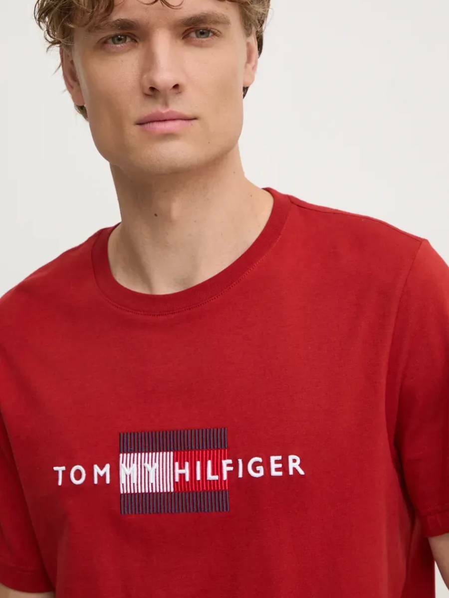 detail Tommy Hilfiger pánské tmavě červené tričko