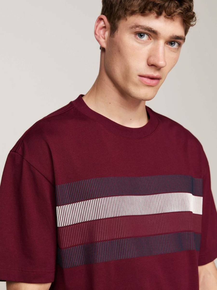 detail Tommy Hilfiger pánské vínové tričko