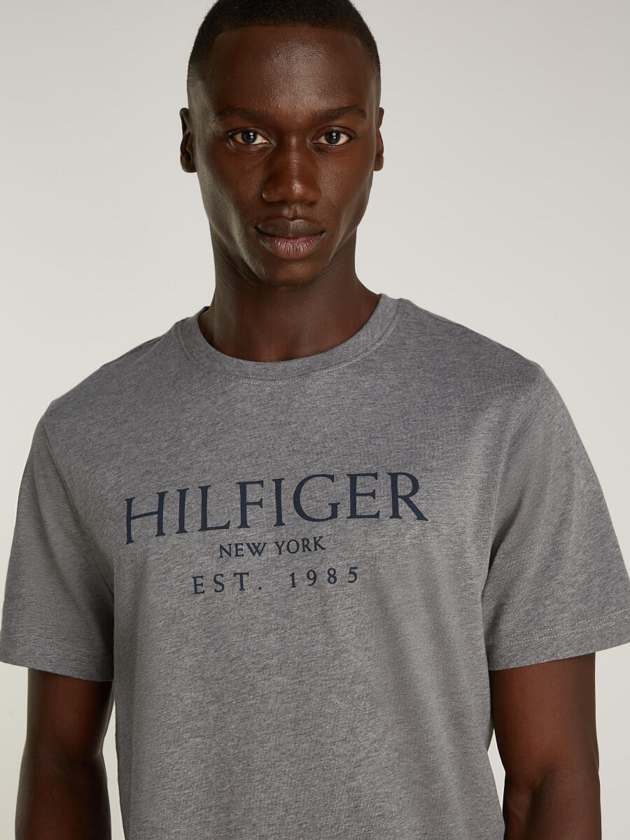 detail Tommy Hilfiger pánské šedé tričko