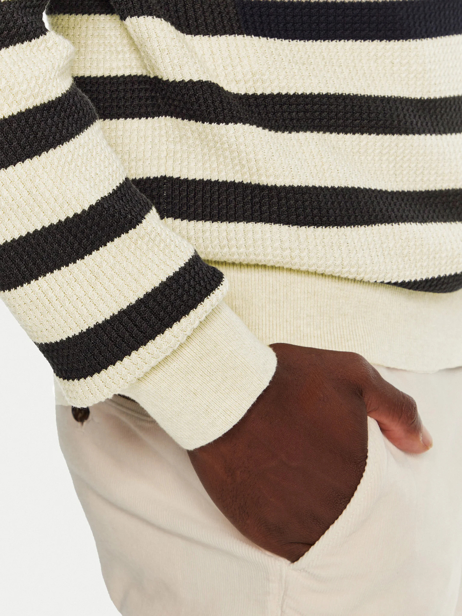 detail Tommy Hilfiger pánský béžový svetr