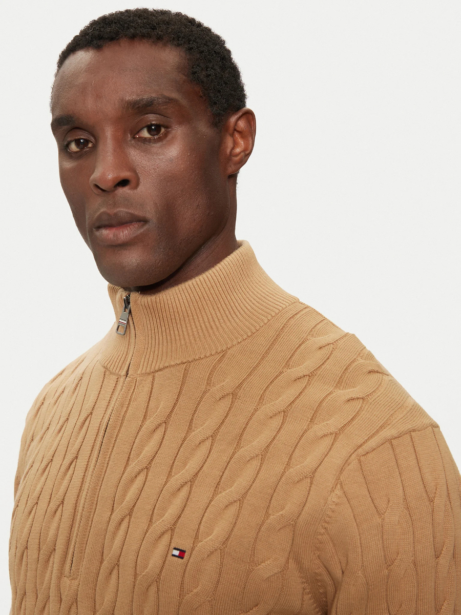 detail Tommy Hilfiger pánský béžový svetr