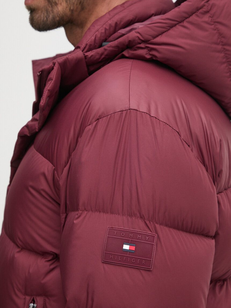 detail Tommy Hilfiger pánská vínová bunda