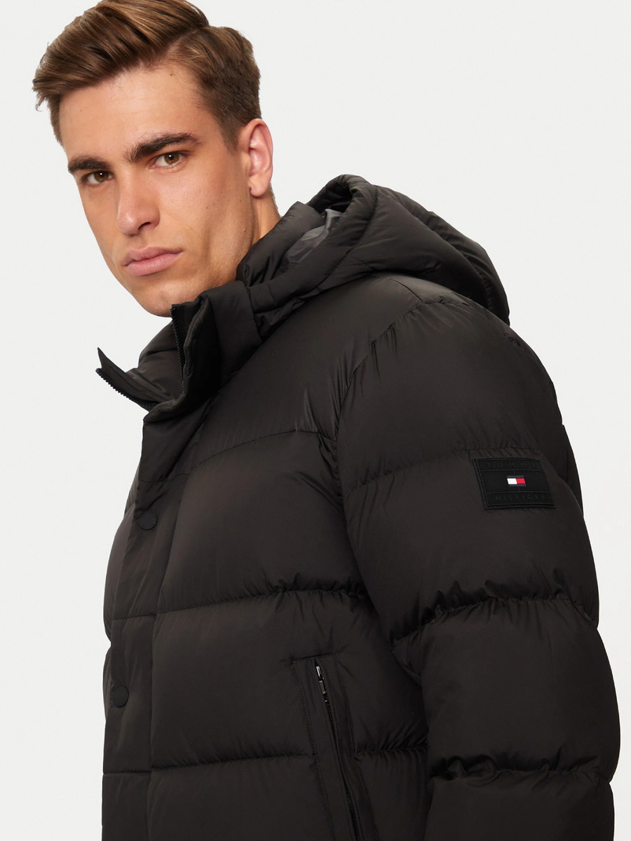 detail Tommy Hilfiger pánská černá bunda