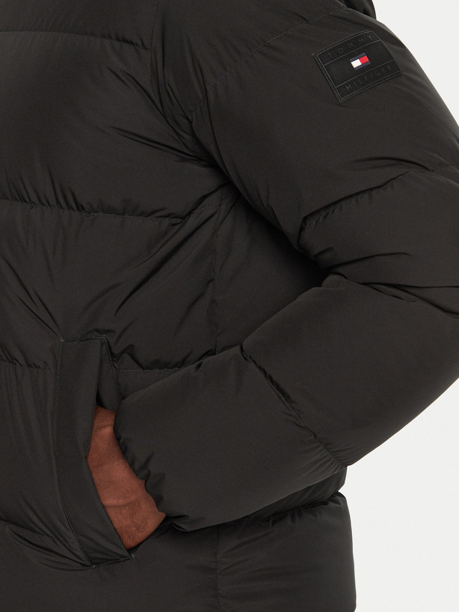 detail Tommy Hilfiger pánská černá bunda