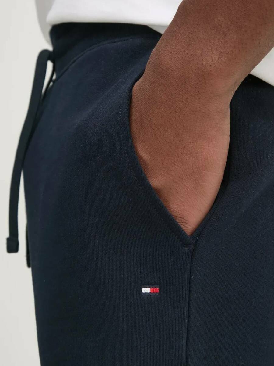 detail Tommy Hilfiger pánské tmavě modré kraťasy