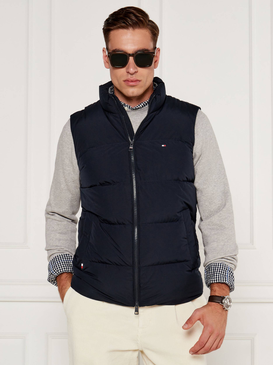detail Tommy Hilfiger pánská tmavě modrá vesta