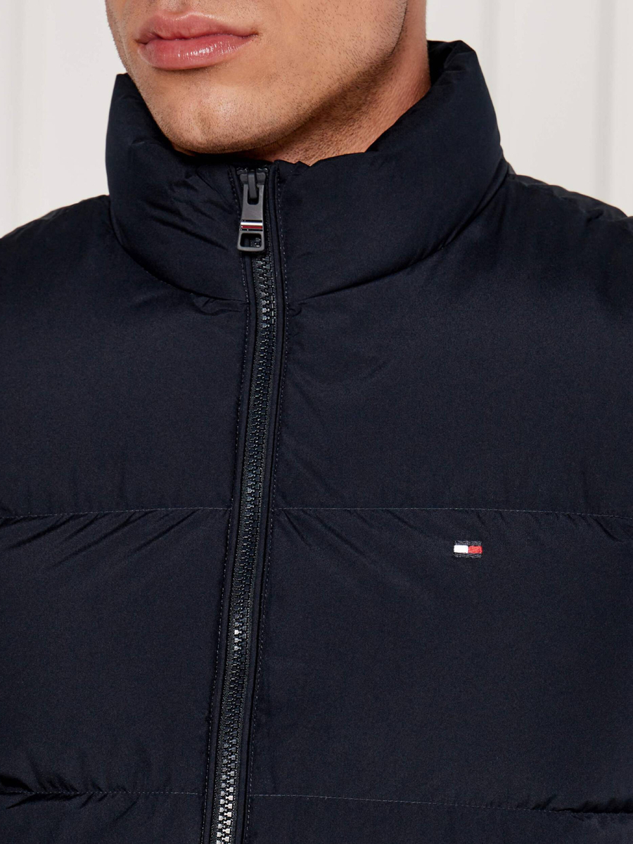 detail Tommy Hilfiger pánská tmavě modrá vesta