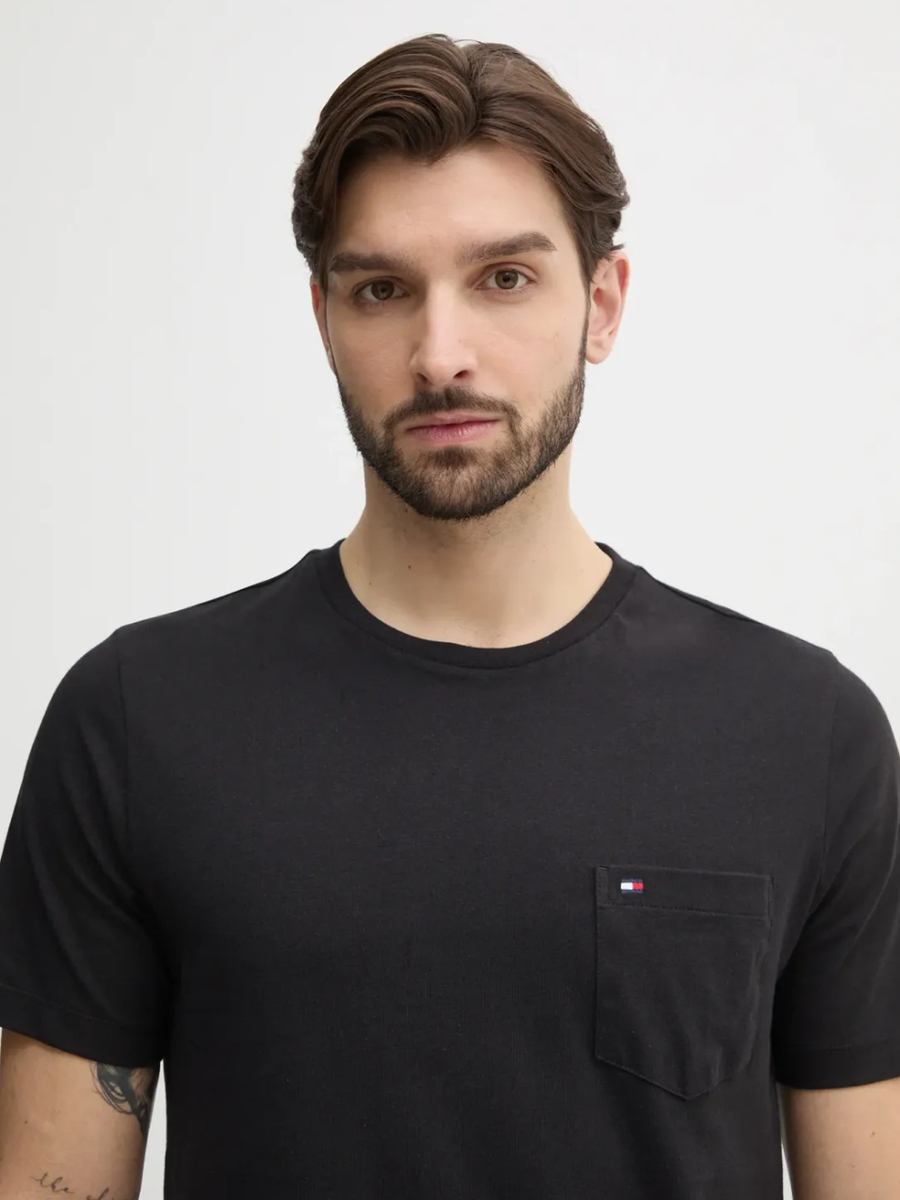 detail Tommy Hilfiger pánské černé tričko