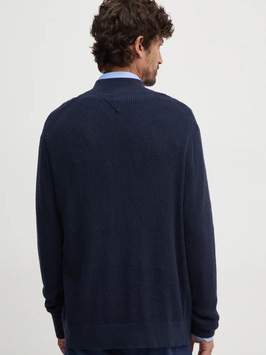 detail Tommy Hilfiger pánský tmavě modrý svetr
