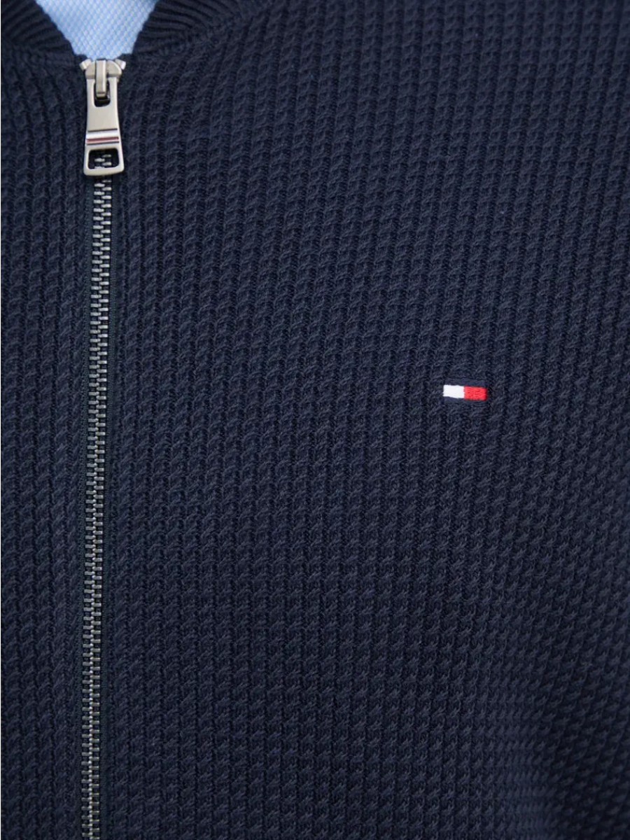 detail Tommy Hilfiger pánský tmavě modrý svetr