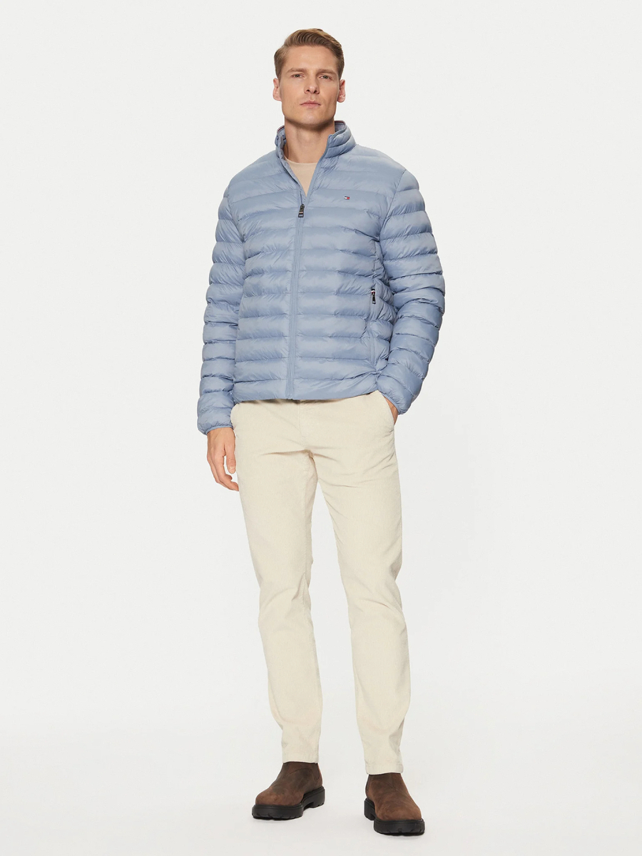 detail Tommy Hilfiger pánská světle modrá bunda