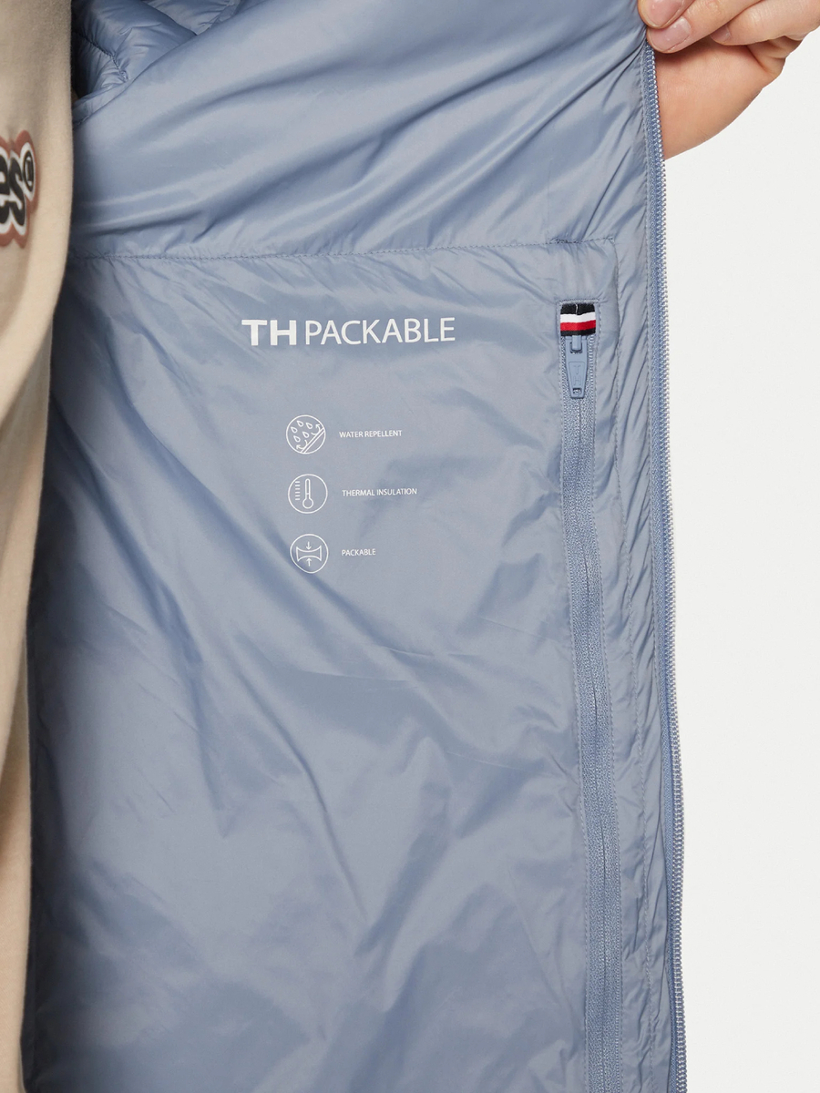 detail Tommy Hilfiger pánská světle modrá bunda