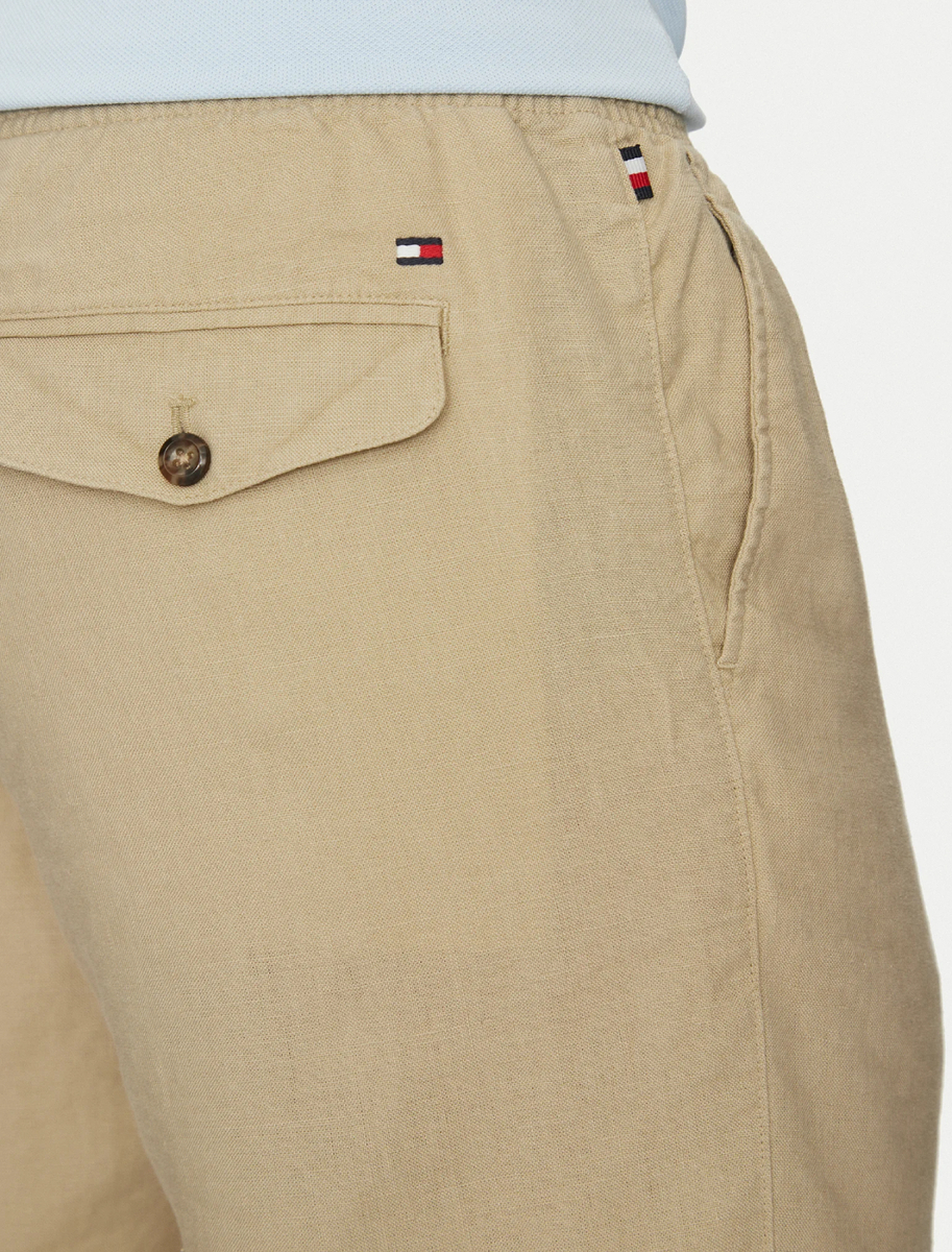 detail Tommy Hilfiger pánské béžové šortky