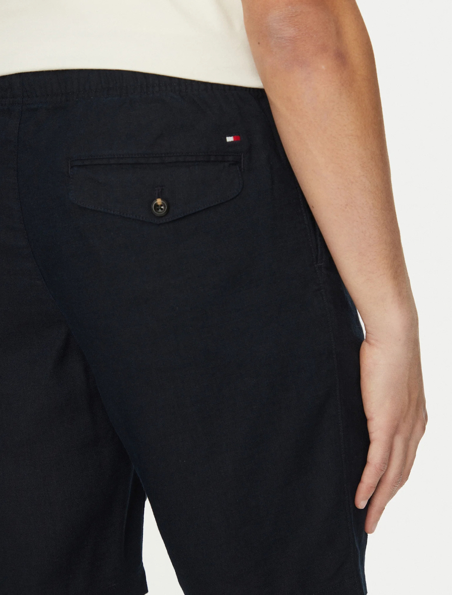 detail Tommy Hilfiger pánské tmavě modré šortky