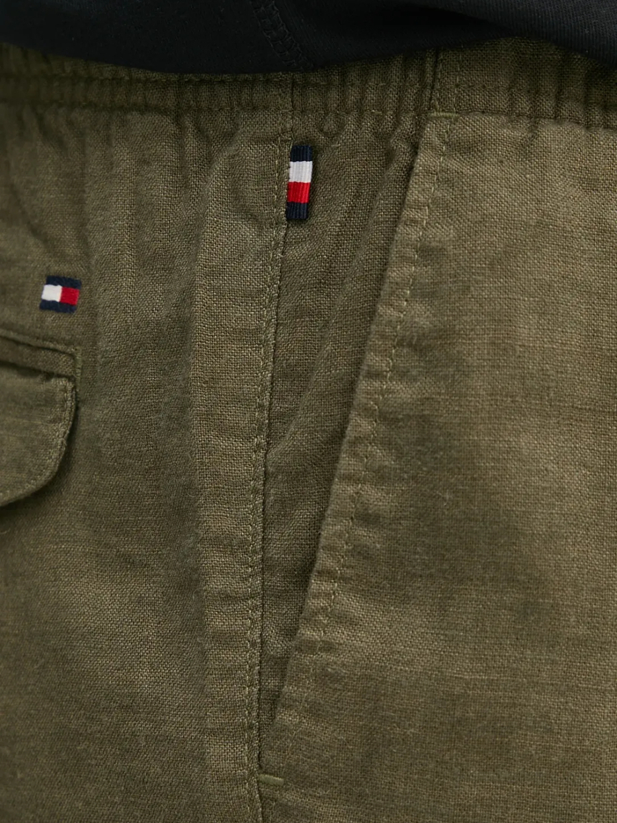 detail Tommy Hilfiger pánské zelené šortky
