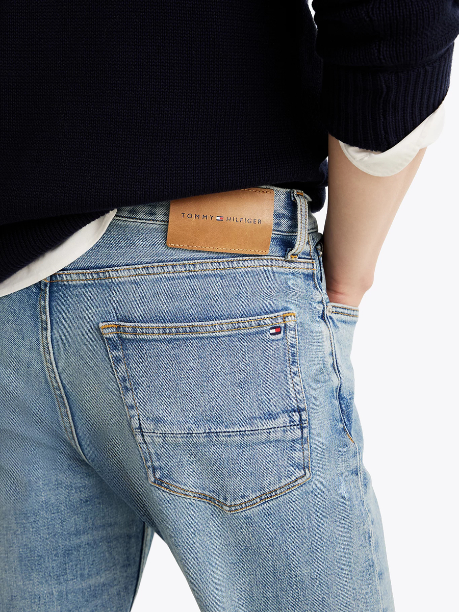 detail Tommy Hilfiger pánské modré džíny
