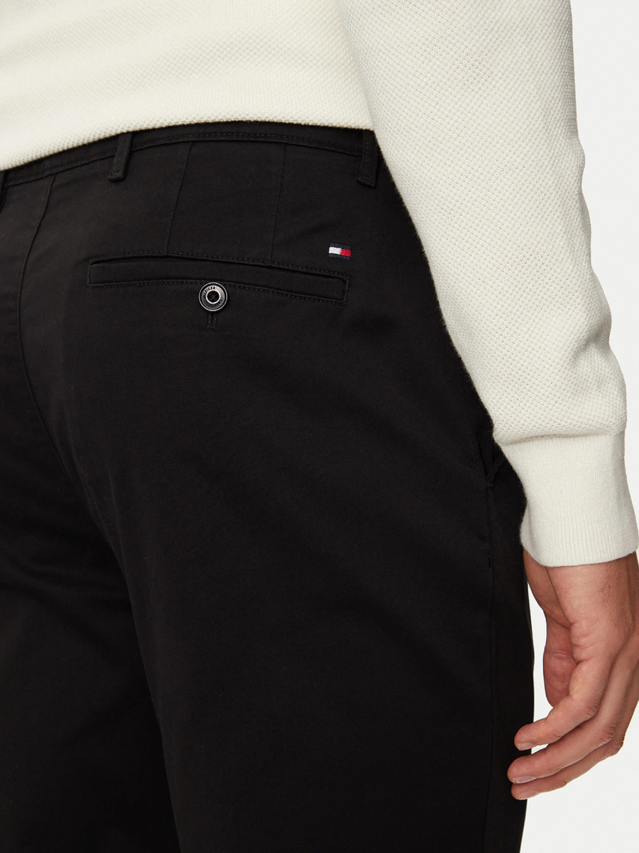 detail Tommy Hilfiger pánské černé kalhoty
