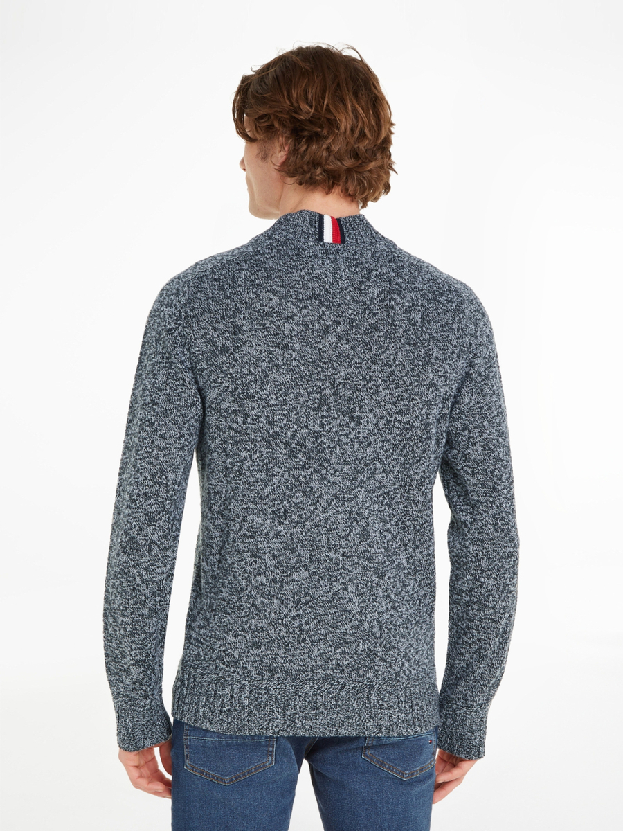 detail Tommy Hilfiger pánský šedý svetr