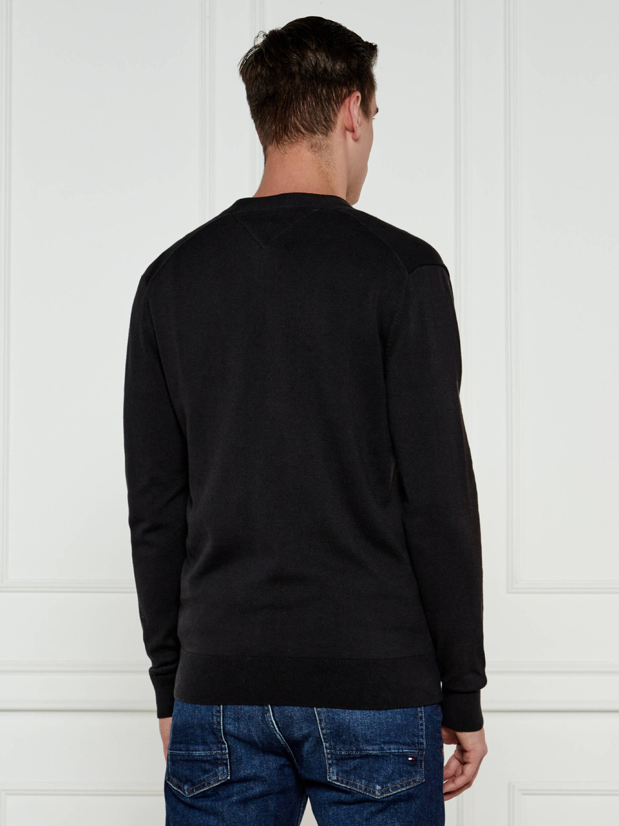 detail Tommy Hilfiger pánský černý svetr