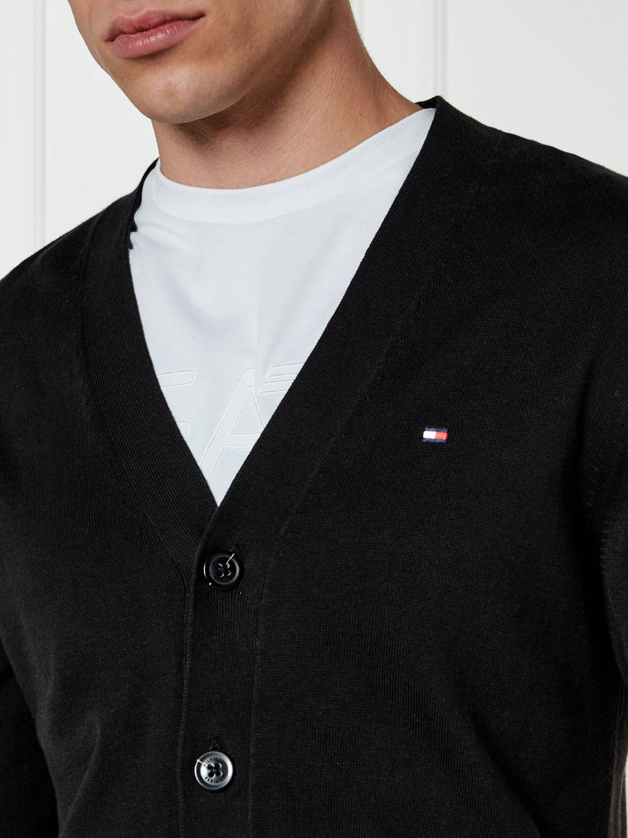 detail Tommy Hilfiger pánský černý svetr