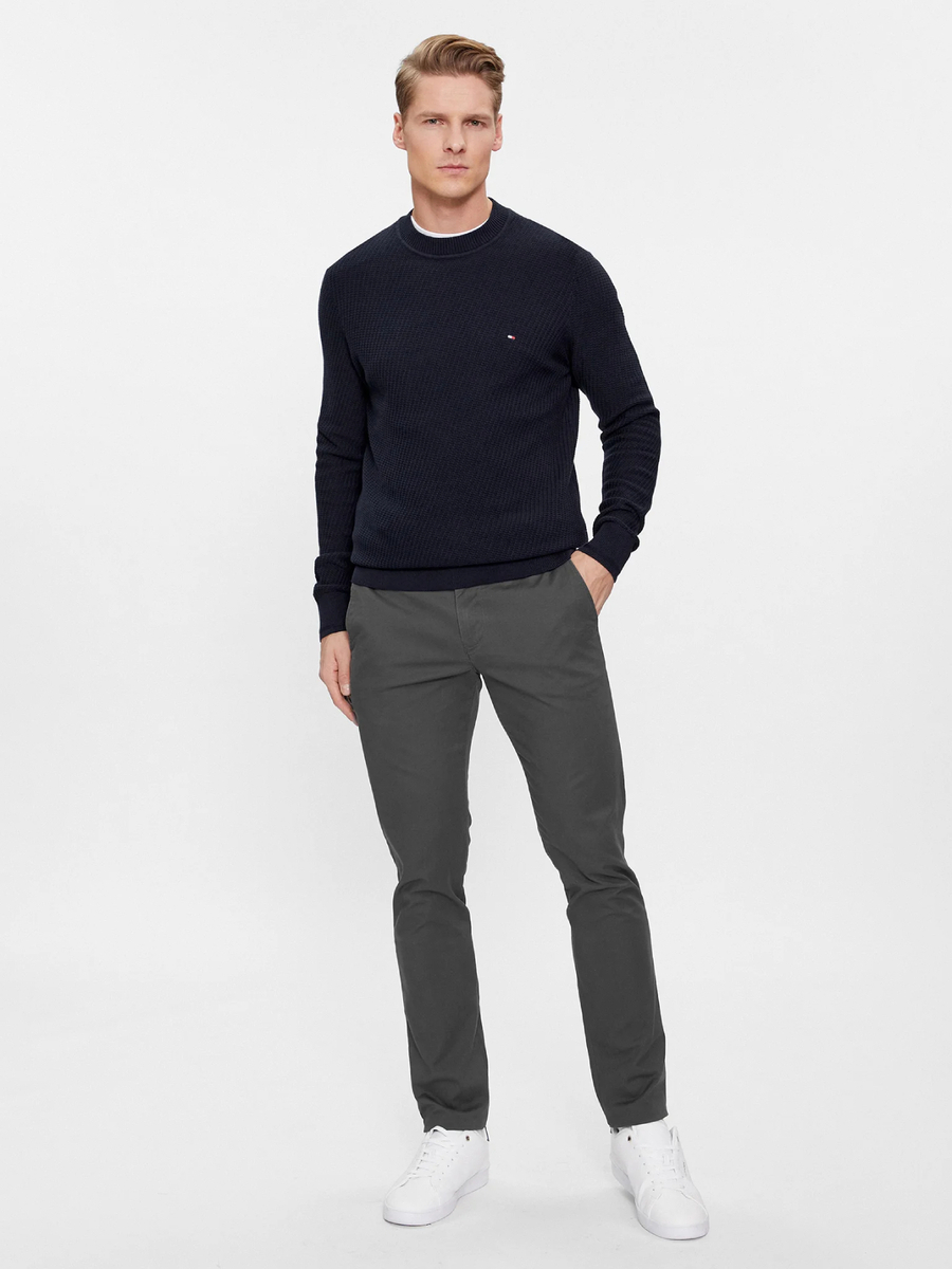 detail Tommy Hilfiger pánský tmavě modrý svetr