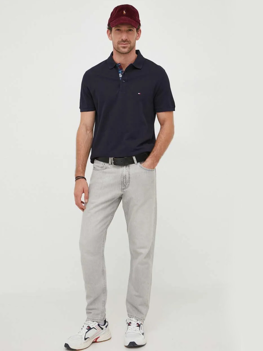 detail Tommy Hilfiger pánské tmavě modré polo tričko.