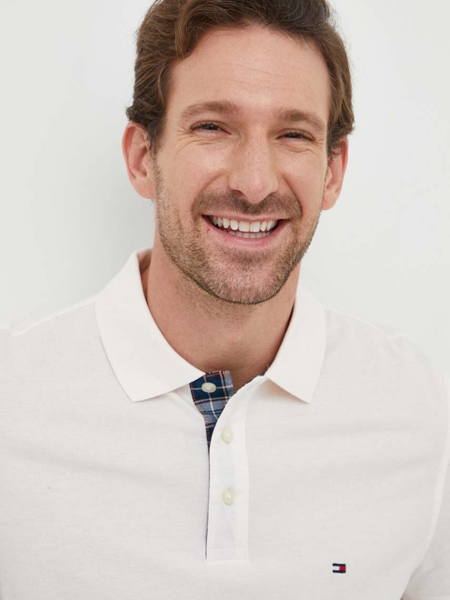 detail Tommy Hilfiger pánské bílé polo tričko.