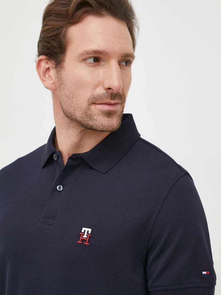 detail Tommy Hilfiger pánské tmavě modré polo tričko.