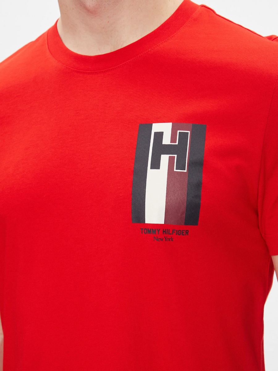 detail Tommy Hilfiger pánské červené triko Emblem